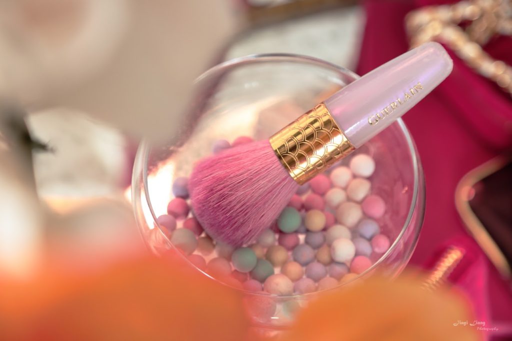 Glass with highlighting pearls and Guerlain brush