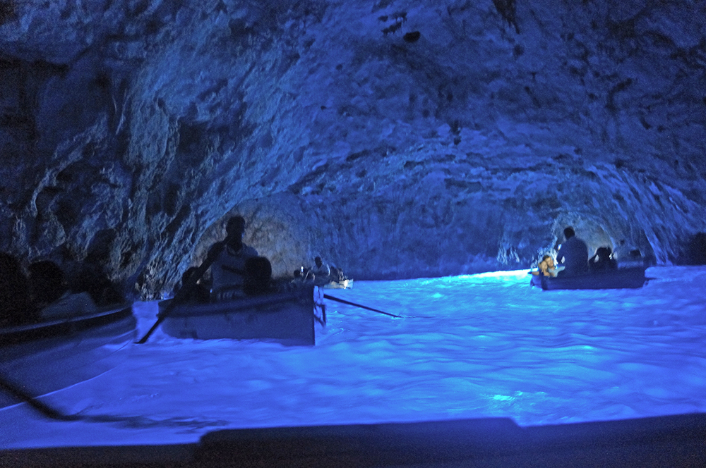 capri-blue-grottow